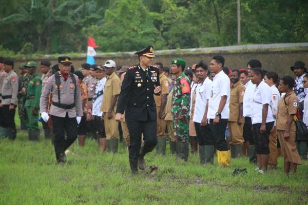 Kapolres Merauke, AKBP Leonardo Yoga saat memeriksa pasukan pada Hut Bhayangkari di Lapangan Maskura-Kimaam – Surya Papua/IST