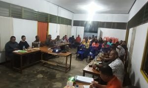 Puluhan panitia pembangunan Gereja Santa Theresia Buti melakukan pertemuan perdana – Surya Papua/Frans Kobun