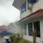 Asap keluar dari dalam Kantor Telkom saat aksi massa yang berlangsung tadi pagi – Surya Papua/Frans Kobun