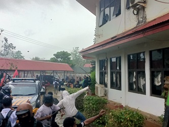 Massa yang melakukan aksi pelemparan Kantor  Telkom Merauke – Surya Papua/Frans Kobun