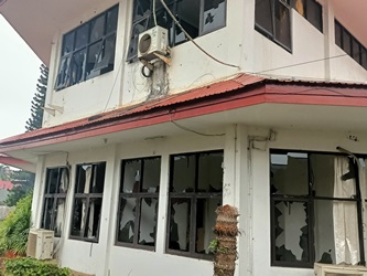 Inilah kondisi kaca-kaca Kantpr Telkom Cabang Merauke yang dihujani batu – Surya Papua/Frans Kobun