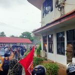 Aksi demonstrasi yang berlangsung beberapa hari lalu hingga Kantor Cabang Telkom dirusaki – Surya Papua/Frans Kobun