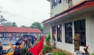 Aksi demonstrasi yang berlangsung beberapa hari lalu hingga Kantor Cabang Telkom dirusaki – Surya Papua/Frans Kobun