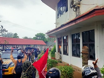 Aksi demonstrasi yang berlangsung beberapa hari lalu hingga Kantor Cabang Telkom dirusaki – Surya Papua/Frans Kobun