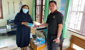Bantuan obat-obatan dari Rudy Tirtayana kepada Klinik Santa Lusia Tanah Miring – Surya Papua/IST