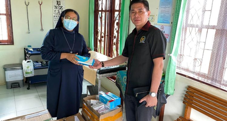 Bantuan obat-obatan dari Rudy Tirtayana kepada Klinik Santa Lusia Tanah Miring – Surya Papua/IST