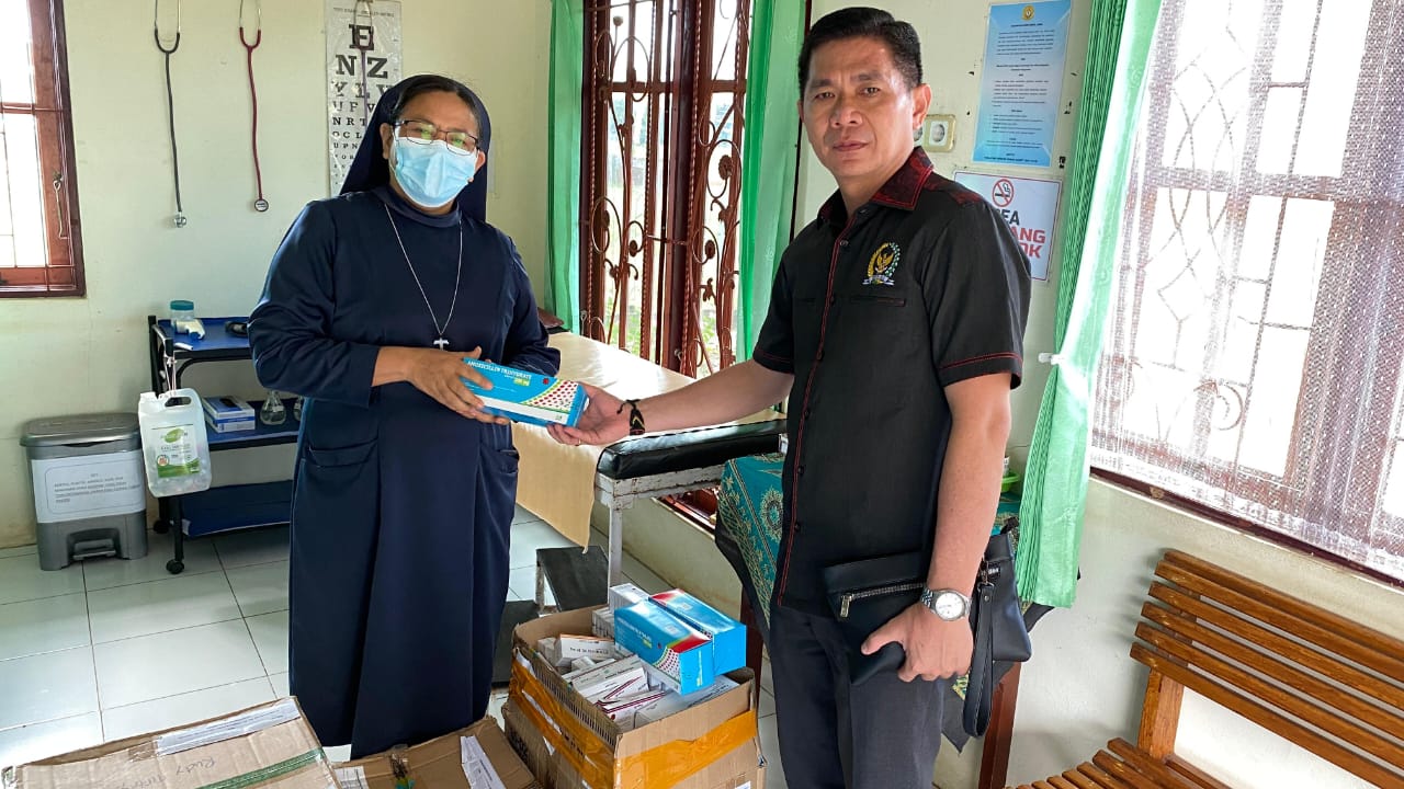 Bantuan obat-obatan dari Rudy Tirtayana kepada Klinik Santa Lusia Tanah Miring – Surya Papua/IST