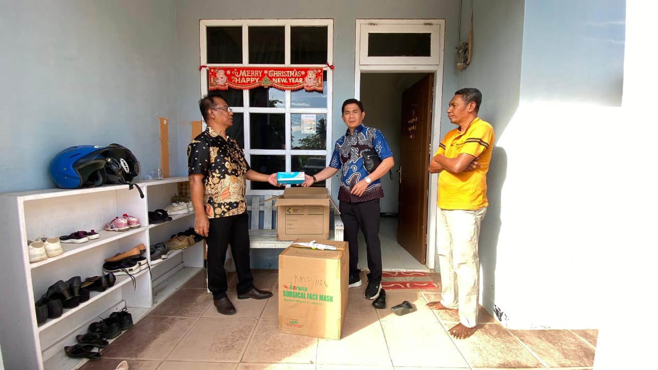 Penyerahan bantuan obat-obatan kepada Gereja GPI Gunung Sinai – Surya Papua/IST