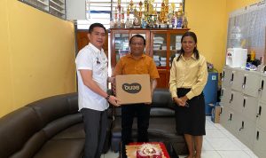 Bantuan proyeksi ke SMPN 1 Merauke oleh anggota DPD RI, Rudy Tirtayana – Surya Papua/IST