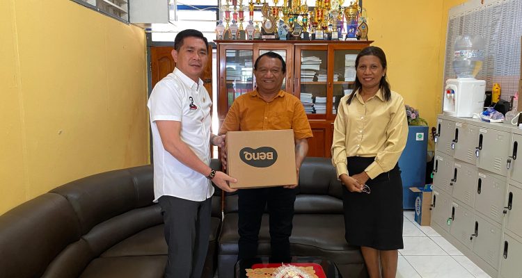 Bantuan proyeksi ke SMPN 1 Merauke oleh anggota DPD RI, Rudy Tirtayana – Surya Papua/IST