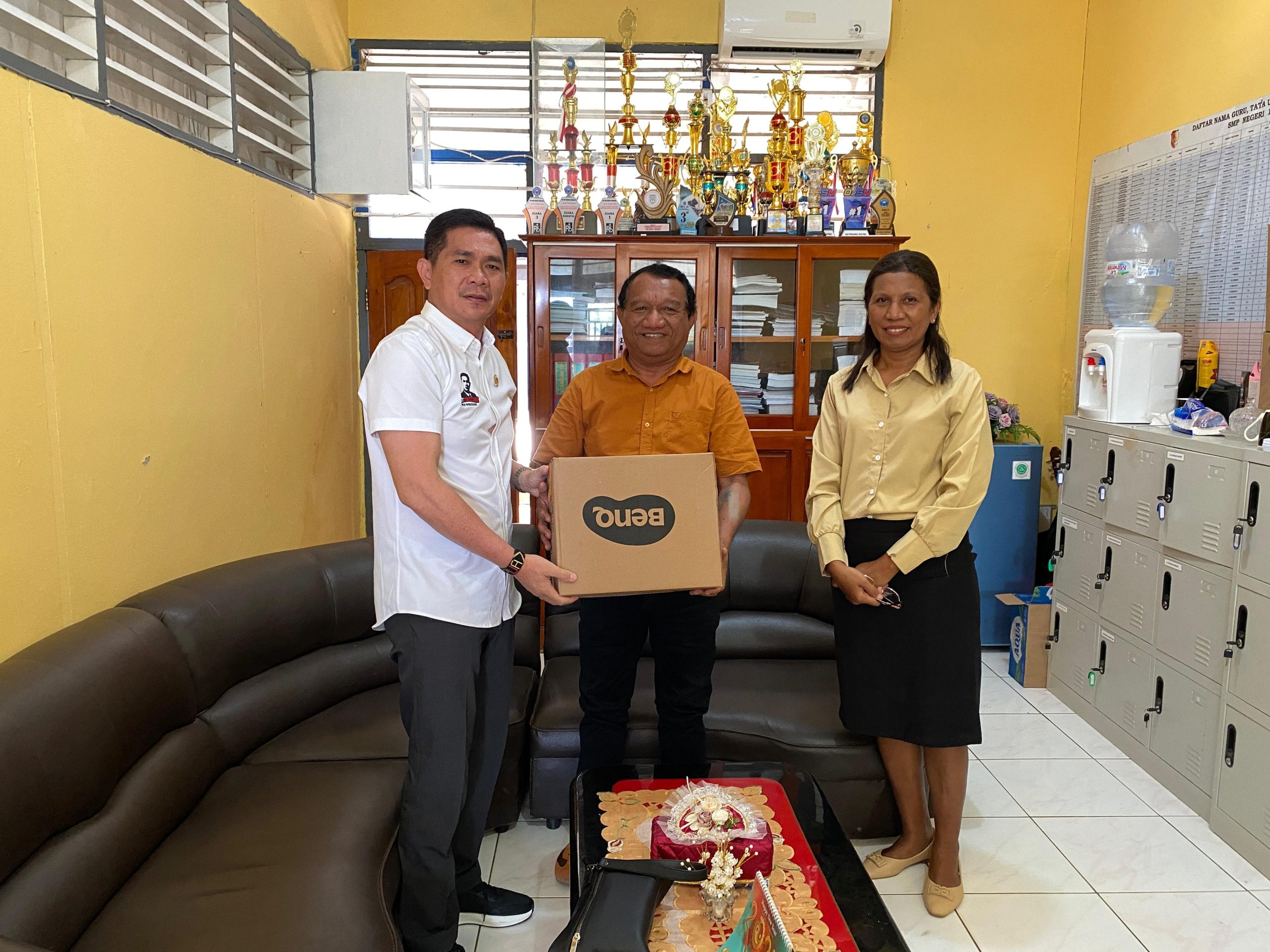 Bantuan proyeksi ke SMPN 1 Merauke oleh anggota DPD RI, Rudy Tirtayana – Surya Papua/IST