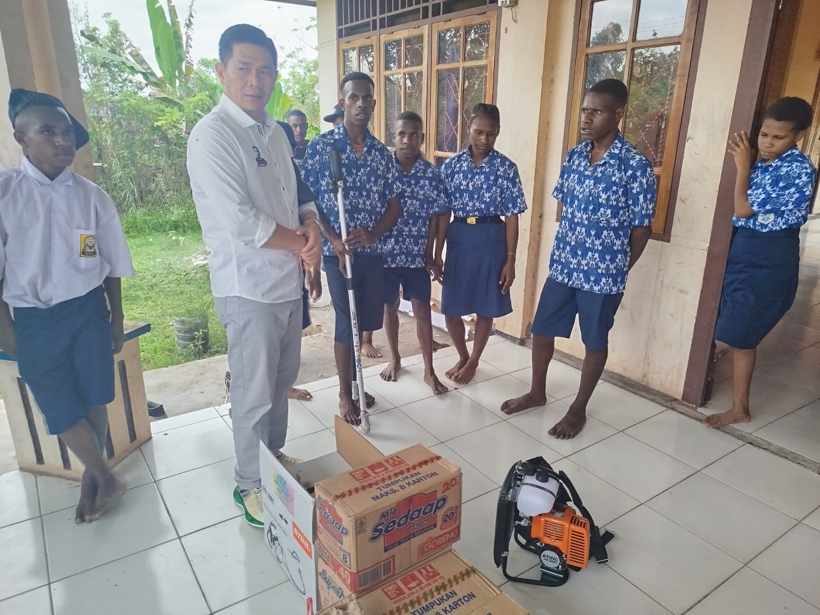 Bantuan mesin potong rumput yang diberikan Rudy Tirtayana kepada SMPN II Sota – Surya Papua/IST