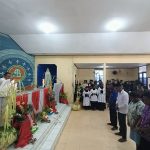 Dua orang yang sedang mengucapkan ikrar di depan altar sekaligus menyatakan bergabung ke Gereja Katolik – Surya Papua/Frans Kobun