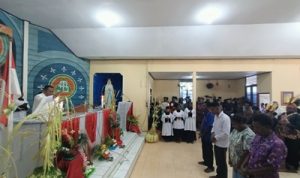 Dua orang yang sedang mengucapkan ikrar di depan altar sekaligus menyatakan bergabung ke Gereja Katolik – Surya Papua/Frans Kobun