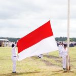 Bendera Merah Putih sedang dikibarkan Pasukan Paskibra – Surya Papua/IST