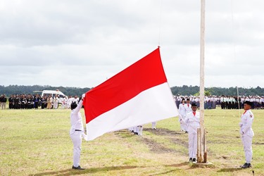 Bendera Merah Putih sedang dikibarkan Pasukan Paskibra – Surya Papua/IST