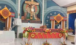 Altar yang didandani etnis Toraja dalam perayaan Misa Inkulturasi Toraja Mingggu- Surya Papua/Frans Kobun
