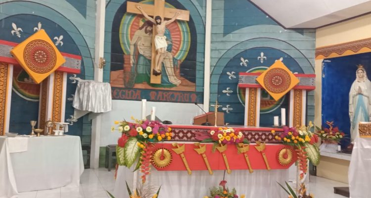 Altar yang didandani etnis Toraja dalam perayaan Misa Inkulturasi Toraja Mingggu- Surya Papua/Frans Kobun