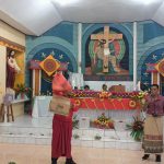 Kepala babi sedang dilelang dalam perayaan misa Inkulturasi Toraja di Gereja Santa Theresia Buti – Surya Papua/Frans Kobun