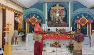 Kepala babi sedang dilelang dalam perayaan misa Inkulturasi Toraja di Gereja Santa Theresia Buti – Surya Papua/Frans Kobun