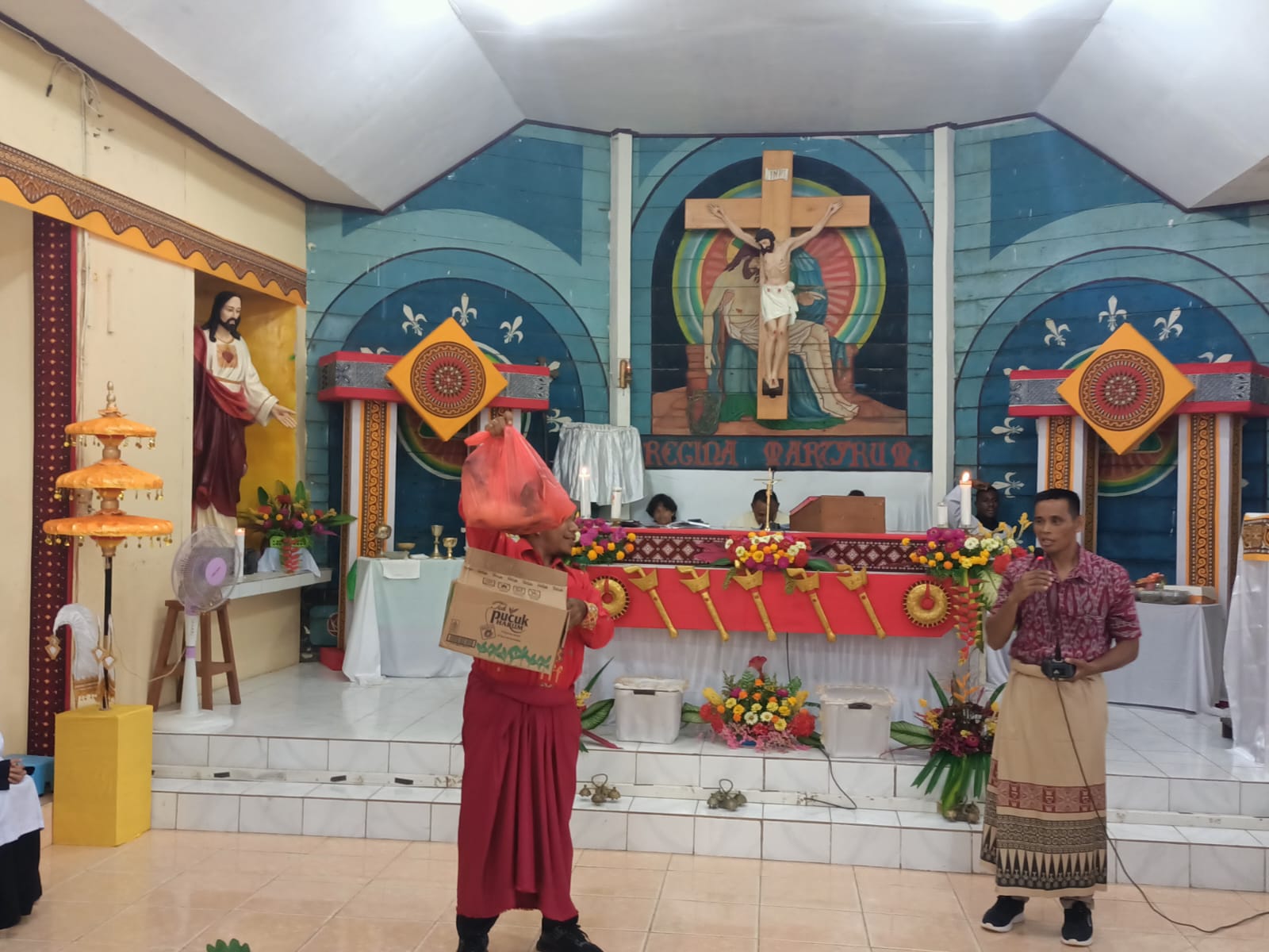 Kepala babi sedang dilelang dalam perayaan misa Inkulturasi Toraja di Gereja Santa Theresia Buti – Surya Papua/Frans Kobun