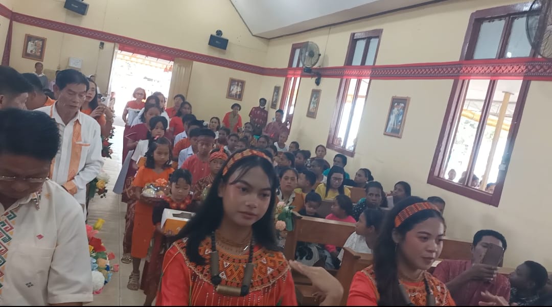 Persembahan dan tarian yang dibawakan oleh Etnis Toraja dalam perayaan misa ikulturasi tadi pagi – Surya Papua/Frans Kobun