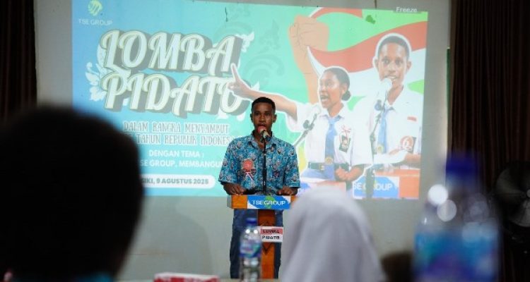 Salah seorang siswa sedang tampil dalam pelaksanaan permombaan pidato yang diselenggarakan TSE Group – Surya Papua/IST