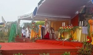 Uskup Agung Merauke, Mgr. Petrus Canisius Mandagi, MSC yang memimpin perayaan misa pada peringatan 120 tahun misi Katolik masuk di Papua Selatan – Surya Papua/Agapitus Batbual