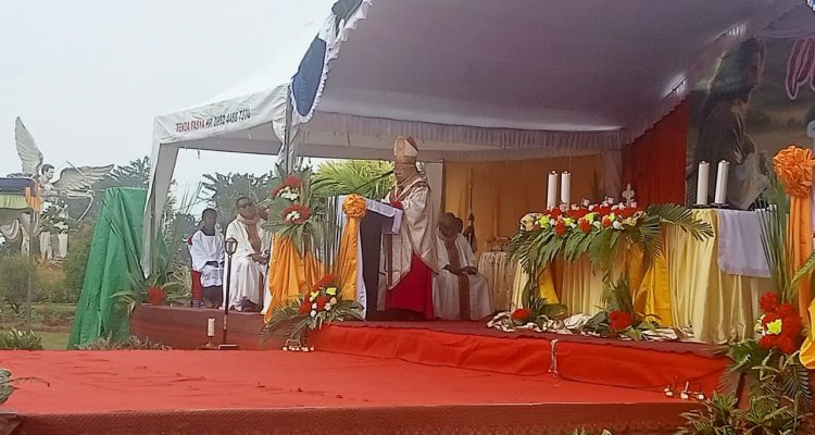 Uskup Agung Merauke, Mgr. Petrus Canisius Mandagi, MSC yang memimpin perayaan misa pada peringatan 120 tahun misi Katolik masuk di Papua Selatan – Surya Papua/Agapitus Batbual