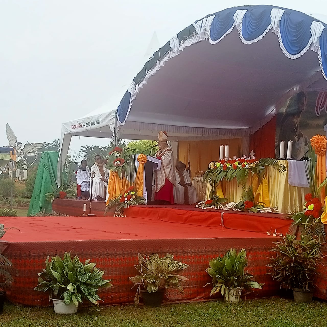 Uskup Agung Merauke, Mgr. Petrus Canisius Mandagi, MSC yang memimpin perayaan misa pada peringatan 120 tahun misi Katolik masuk di Papua Selatan – Surya Papua/Agapitus Batbual