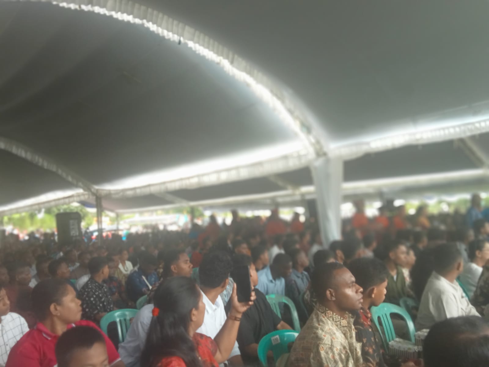Ribuan umat yang memadati area Patung Hati Kudus Yesus tadi pagi – Surya Papua/Agapitus Batbual