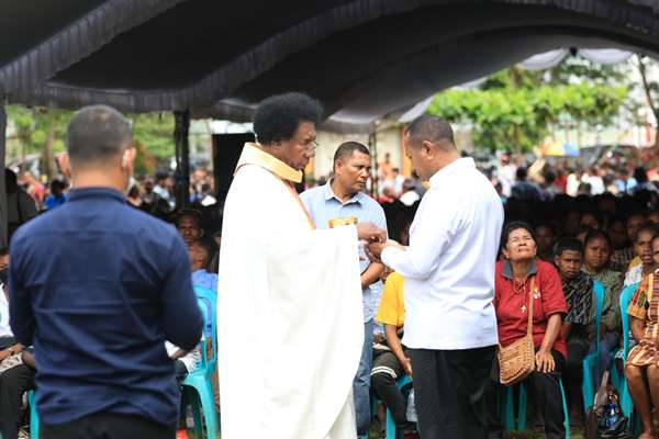 Gubernur Papua Selatan, Apolo Safanpo sedang menerima komuni (hostia kudus) – Surya Papua/IST