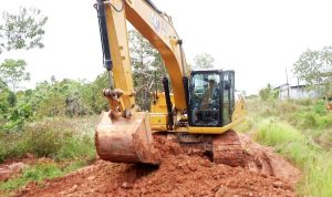 Exavator sedang melakukan pembongkaran badan jalan untuk nantinya dilakukan pengaspalan- Surya Papua/IST