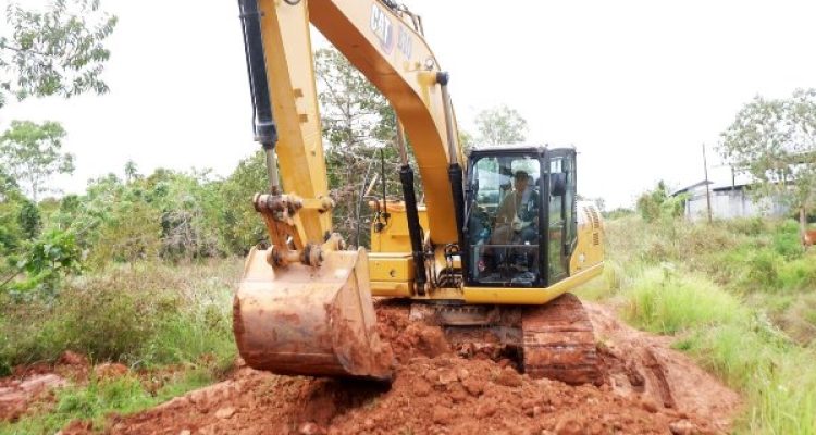 Exavator sedang melakukan pembongkaran badan jalan untuk nantinya dilakukan pengaspalan- Surya Papua/IST