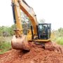 Exavator sedang melakukan pembongkaran badan jalan untuk nantinya dilakukan pengaspalan- Surya Papua/IST