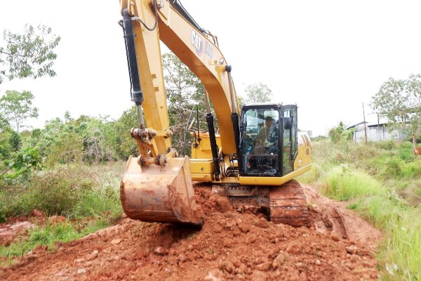 Exavator sedang melakukan pembongkaran badan jalan untuk nantinya dilakukan pengaspalan- Surya Papua/IST