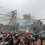 Massa yang melakukan aksi demonstrasi di Kantor Telkom Merauke beberapa hari lalu – Surya Papua/Frans Kobun