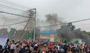 Massa yang melakukan aksi demonstrasi di Kantor Telkom Merauke beberapa hari lalu – Surya Papua/Frans Kobun
