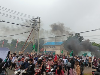 Massa yang melakukan aksi demonstrasi di Kantor Telkom Merauke beberapa hari lalu – Surya Papua/Frans Kobun