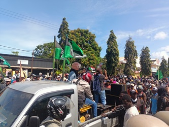 Orasi bergantian yang dilakukan perwakilan mahasiswi dalam aksi demonstrasi tadi pagi – Surya Papua/Frans Kobun