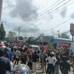 Ratusan mahasiswa yang melakukan aksi di depan Kantor Grapari-Jalan Raya Mandala – Surya Papua/Frans Kobun