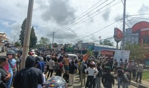 Ratusan mahasiswa yang melakukan aksi di depan Kantor Grapari-Jalan Raya Mandala – Surya Papua/Frans Kobun