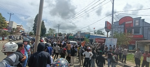 Ratusan mahasiswa yang melakukan aksi di depan Kantor Grapari-Jalan Raya Mandala – Surya Papua/Frans Kobun