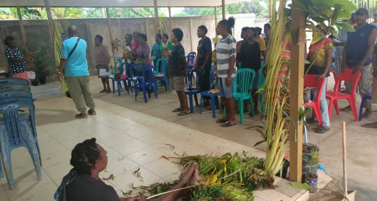 Persiapan masyarakat Marind untuk persiapan misa inkulturasi di Gereja Santa Theresia Buti - Surya Papua/Frans Kobun