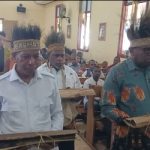 Gubernur Papua Selatan, Apolo Safanpo bersama Bupati Merauke, Yoseph Bladib Gebze dan Ketua MRPS, Damianus Katayu, saat membawa persembahan – Surya Papua/Frans Kobun