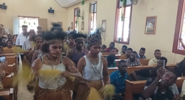 Tarian khas Etnis Asmat saat misa inkuturasi di Gereja Santa Theresia Buti – Surya Papua/Frans Kobun