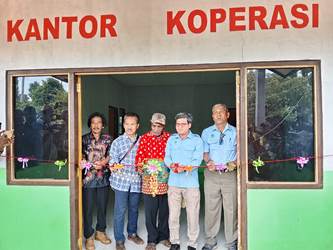 Pengguntingan pita sekaligus pengoperasian Koperasi Inggyash Ghuzi di Kampung Phagabo, Distrik Ulilin, Kabupaten Merauke – Surya Papua/IST