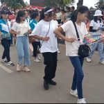 Sejumlah anak sedang memainkan alat music dalam pelaksanaan karnaval – Surya Papua/Frans Kobun