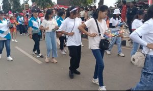 Sejumlah anak sedang memainkan alat music dalam pelaksanaan karnaval – Surya Papua/Frans Kobun