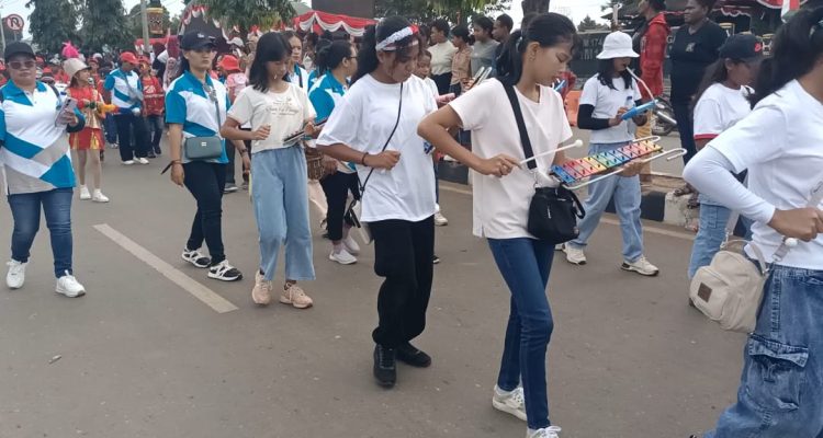 Sejumlah anak sedang memainkan alat music dalam pelaksanaan karnaval – Surya Papua/Frans Kobun